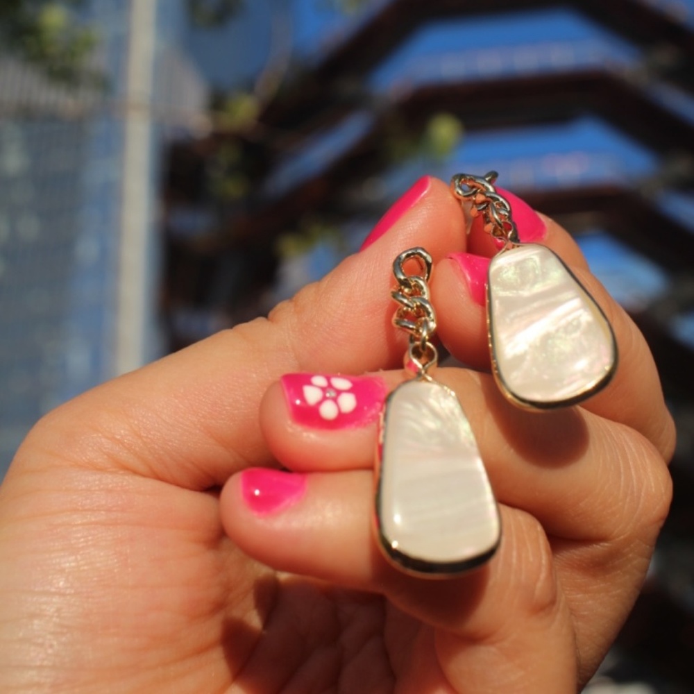NEW 18K Gold Plated White Shell dangling earrings - Picture 3 of 7
